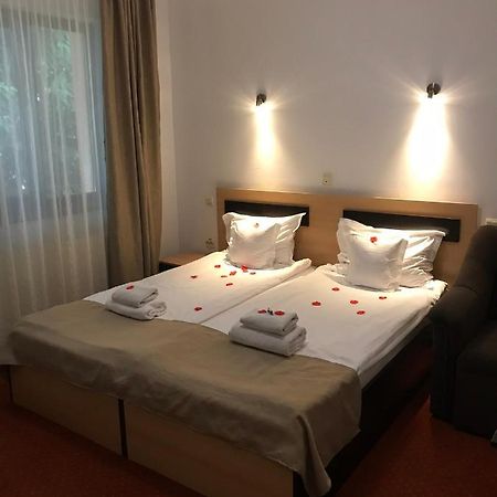 Flora Alpina Hotel Азуга Екстериор снимка