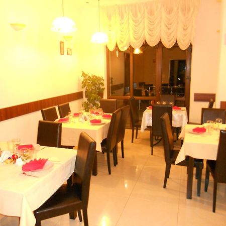 Flora Alpina Hotel Азуга Екстериор снимка
