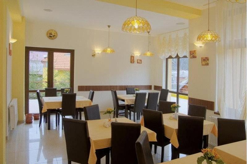 Flora Alpina Hotel Азуга Екстериор снимка