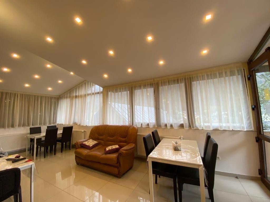 Flora Alpina Hotel Азуга Екстериор снимка