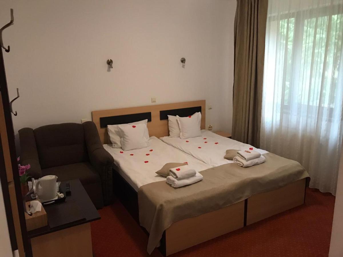 Flora Alpina Hotel Азуга Екстериор снимка