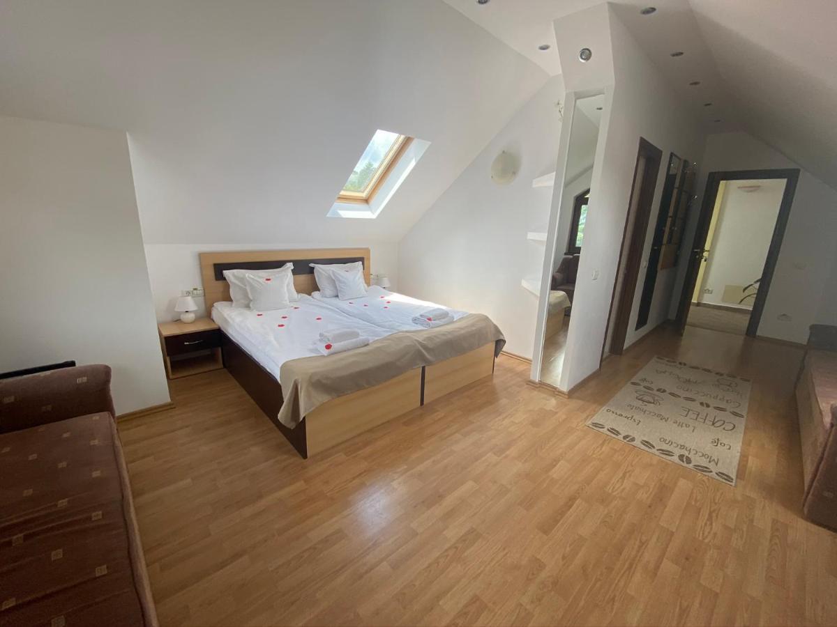 Flora Alpina Hotel Азуга Екстериор снимка