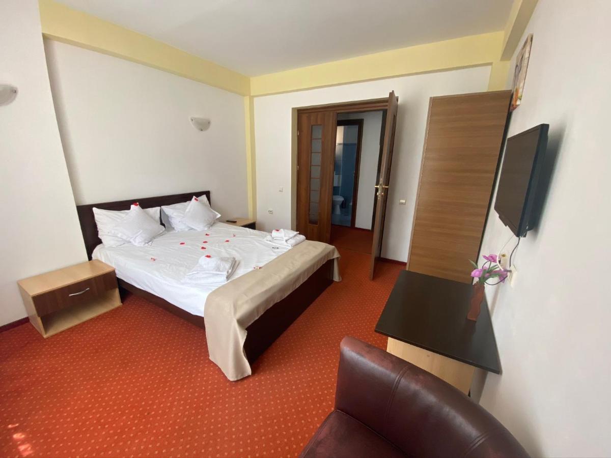 Flora Alpina Hotel Азуга Екстериор снимка