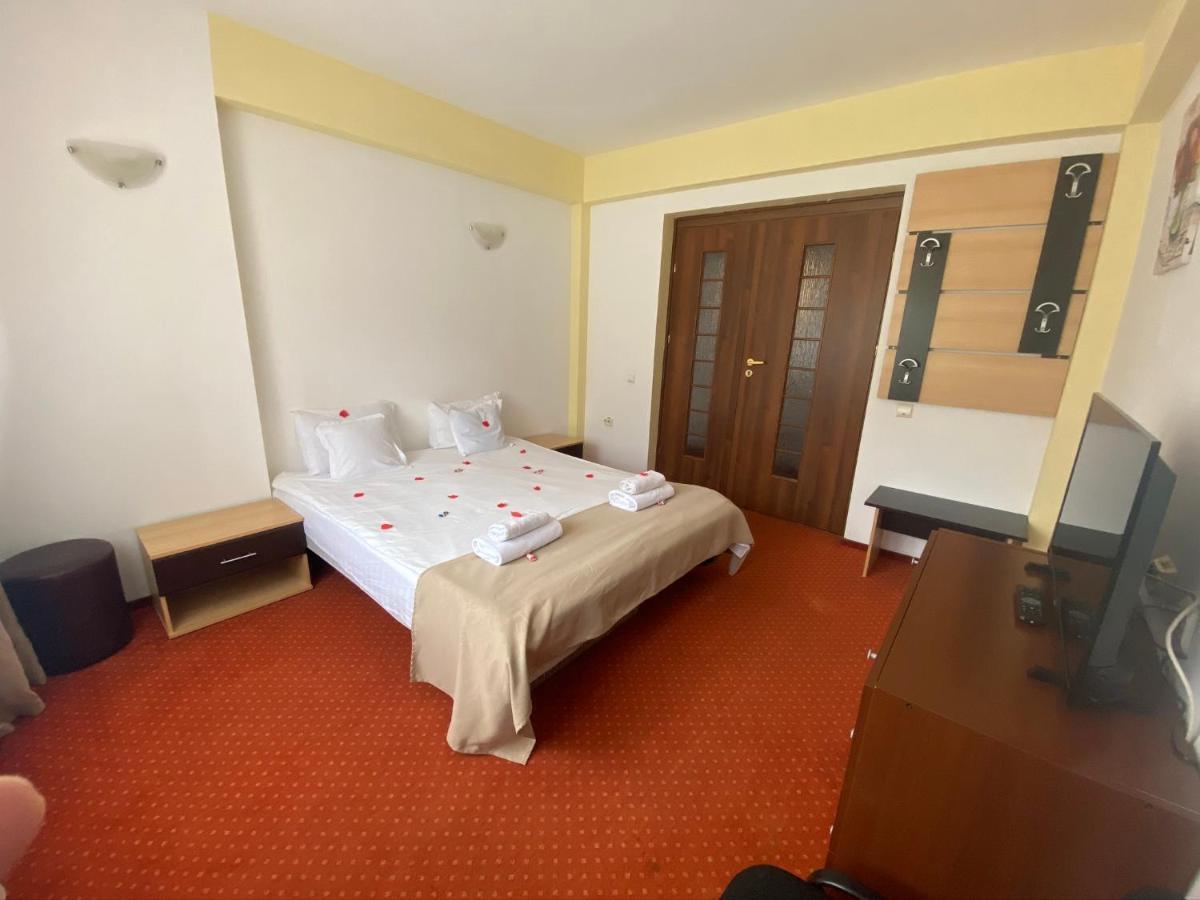 Flora Alpina Hotel Азуга Екстериор снимка