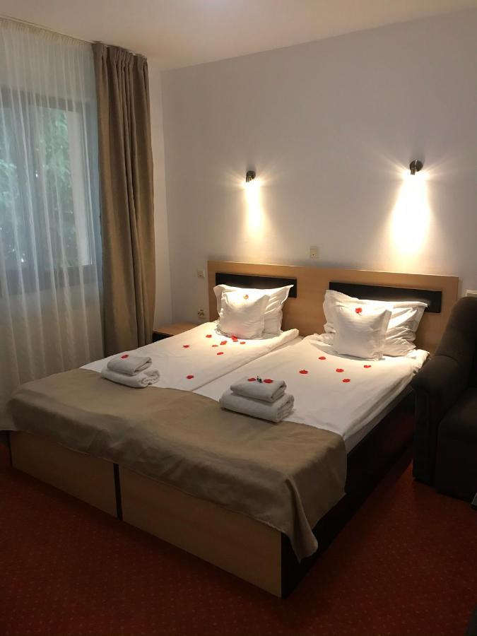 Flora Alpina Hotel Азуга Екстериор снимка
