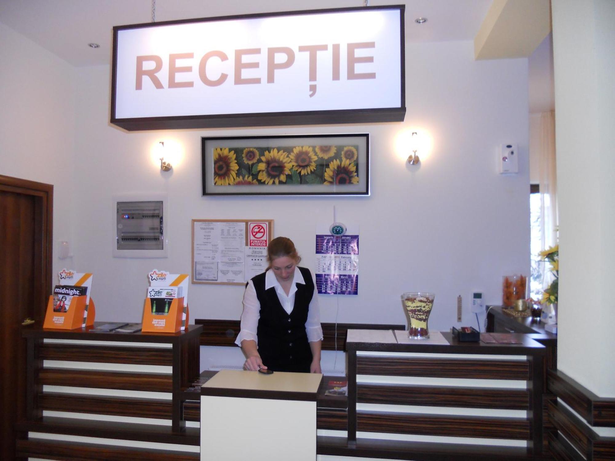 Flora Alpina Hotel Азуга Екстериор снимка