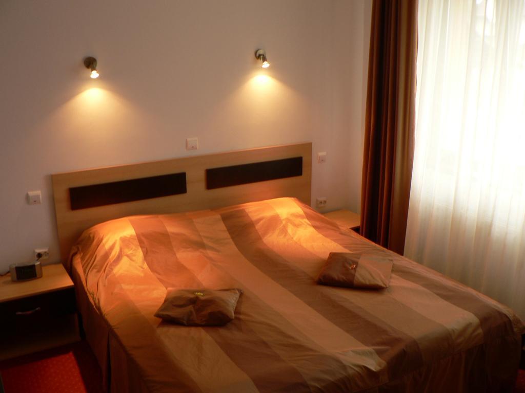 Flora Alpina Hotel Азуга Екстериор снимка