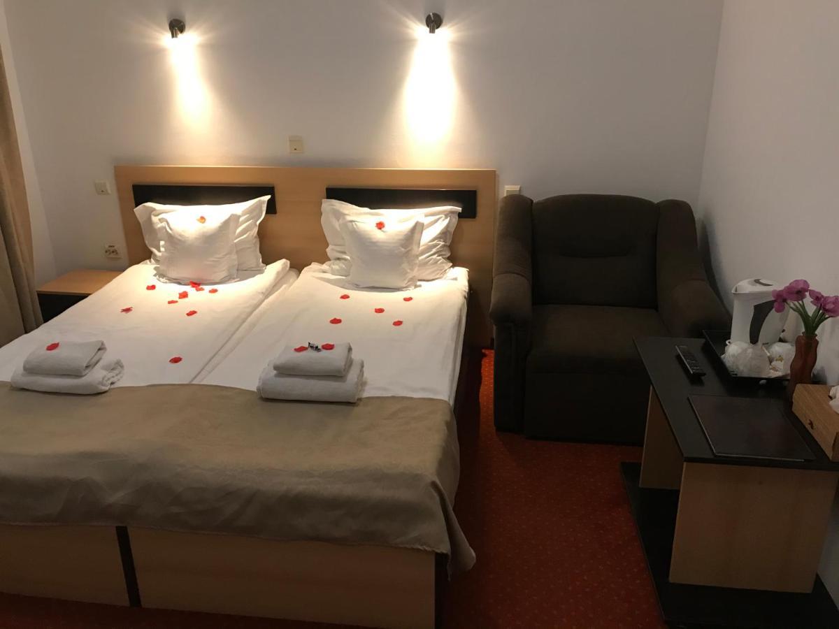 Flora Alpina Hotel Азуга Екстериор снимка