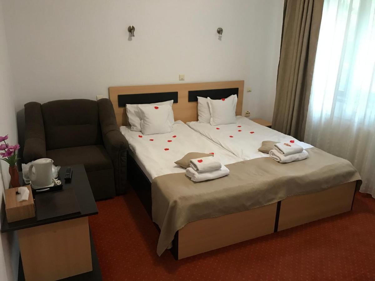 Flora Alpina Hotel Азуга Екстериор снимка